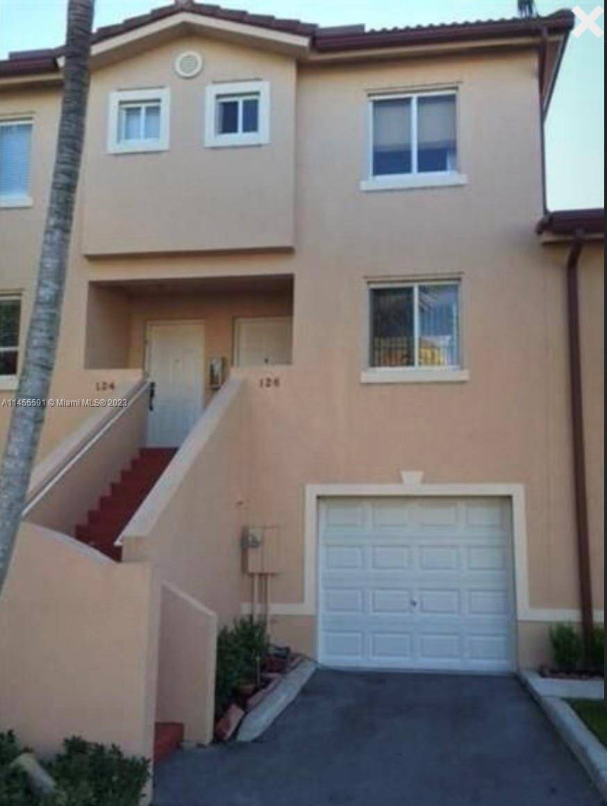 Lovely 3 bd 3 bth townhouse located in beautiful Weston.