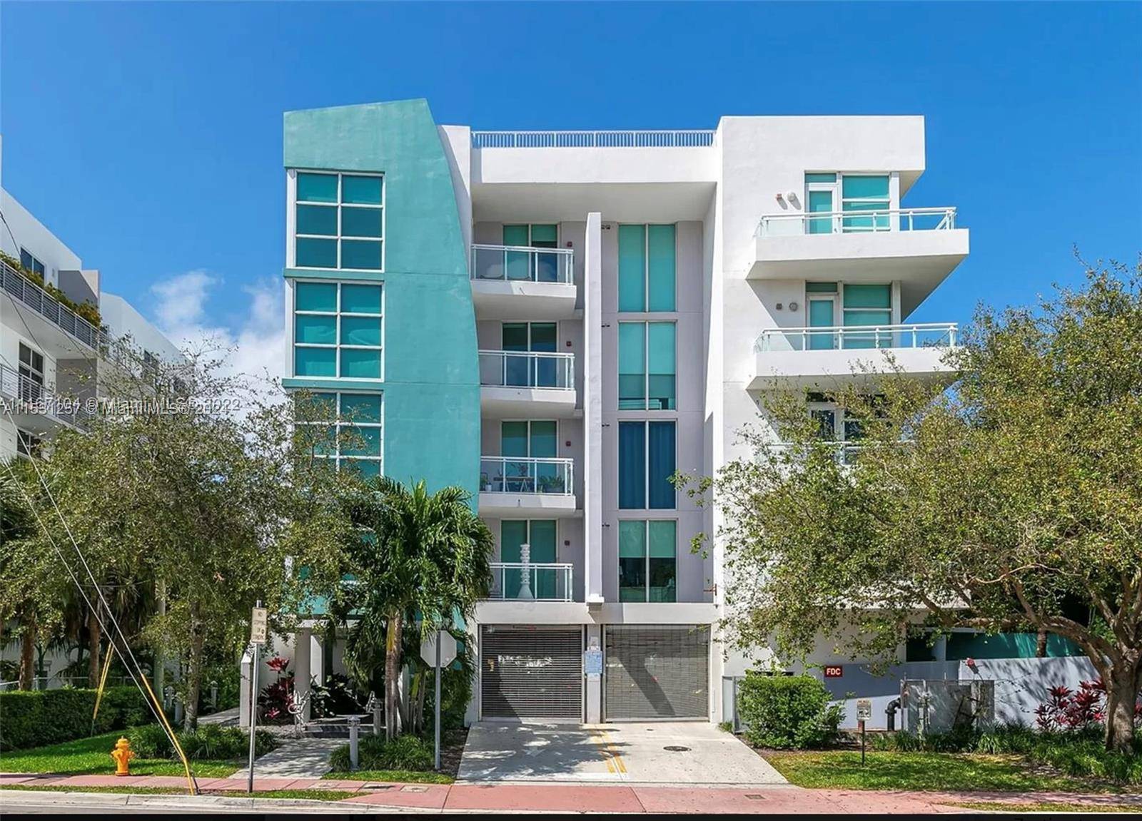 HIDDEN GEM A small and stylish building with only 20 units, conveniently located between a golf course, Lincoln Road and the beaches.