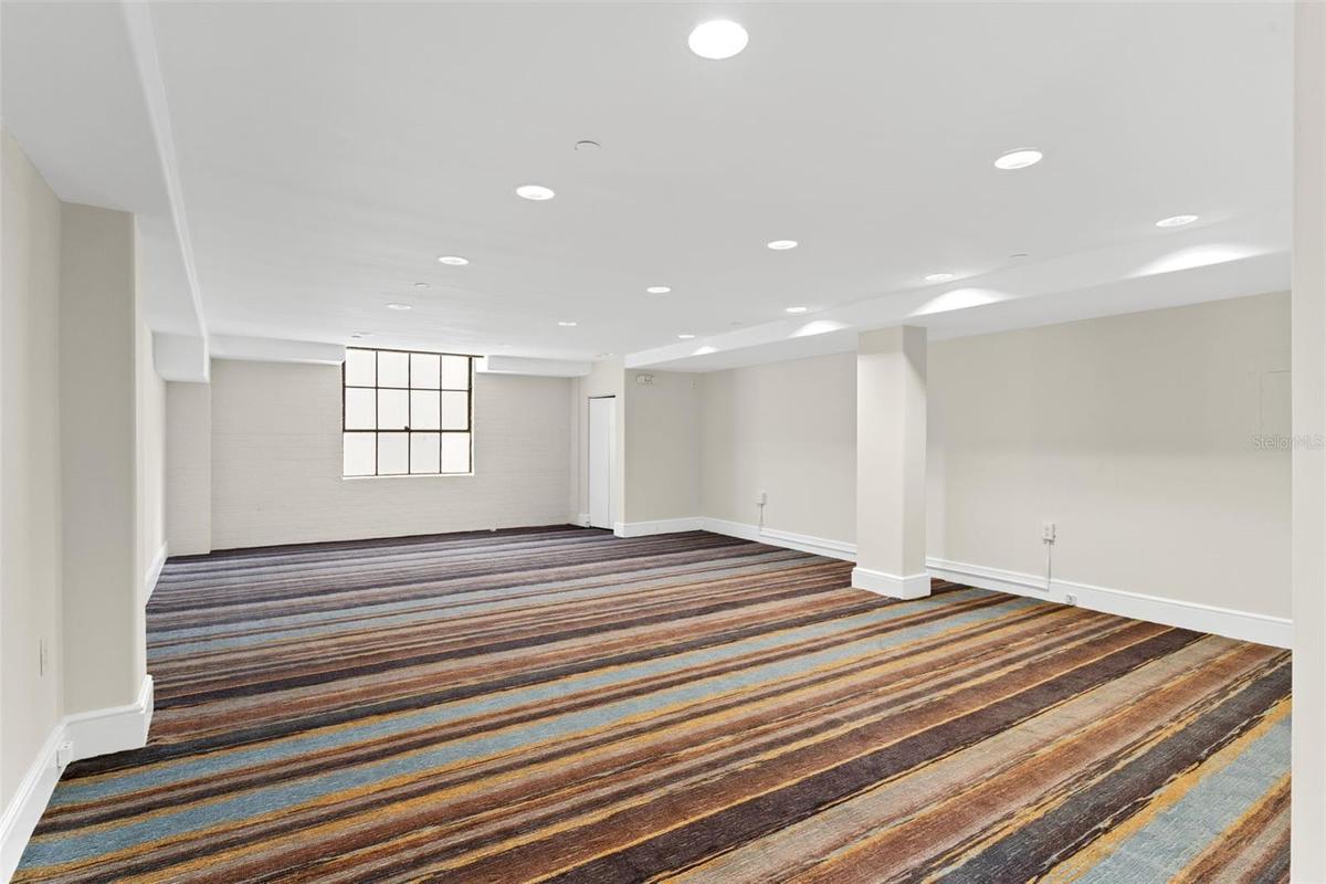 Extra-large office