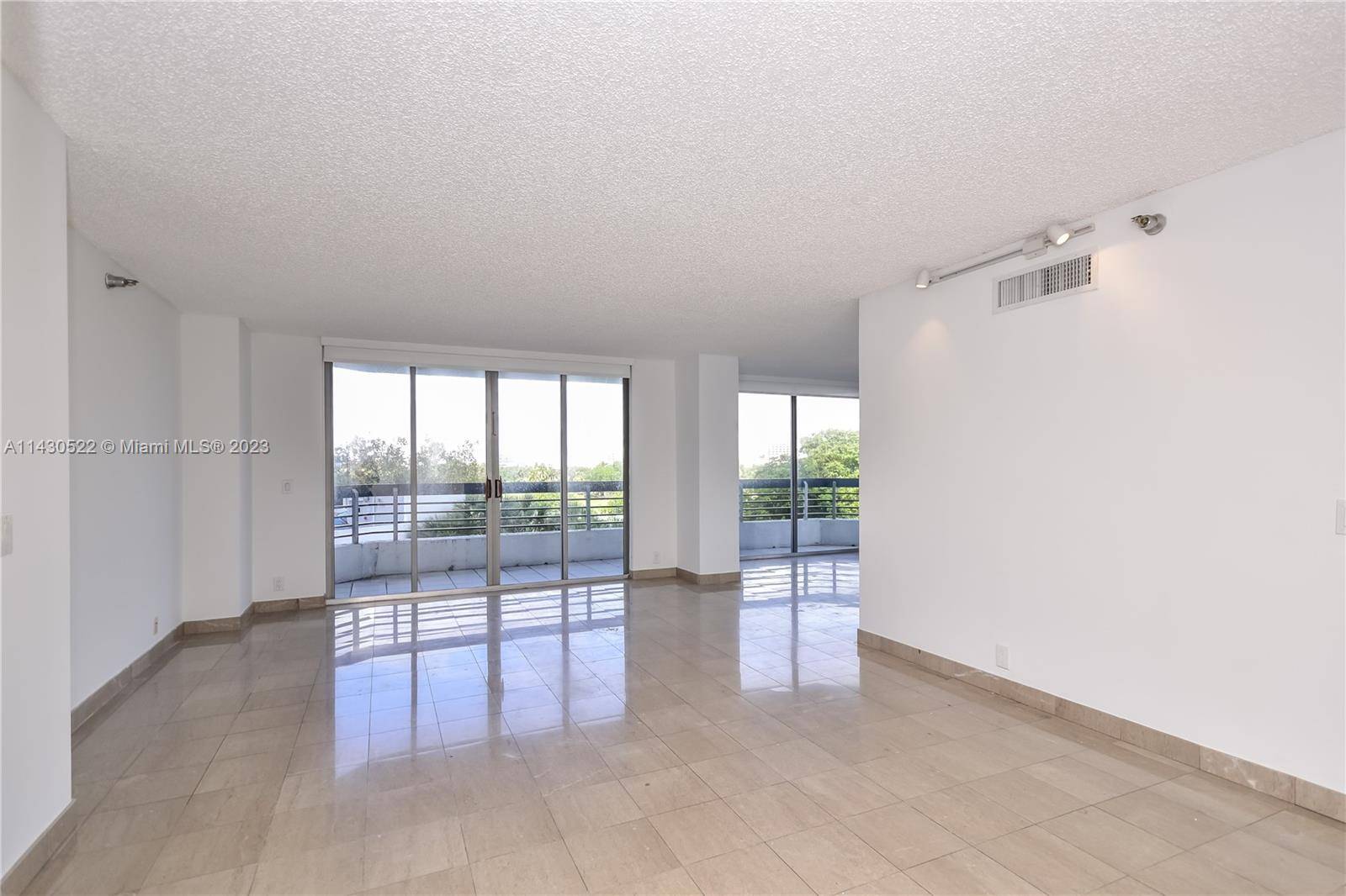 Beautiful 2Bed 2Baths plus den in prestigious and luxury Mystic Point Tower 600 in Aventura.
