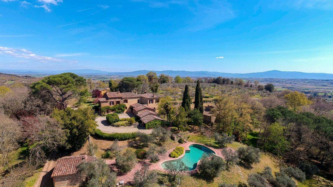 Property in Tuscany situated in a place with breathtaking views on the hills of Val di Chiana with a swimming pool and land of 18 ha is on sale.
