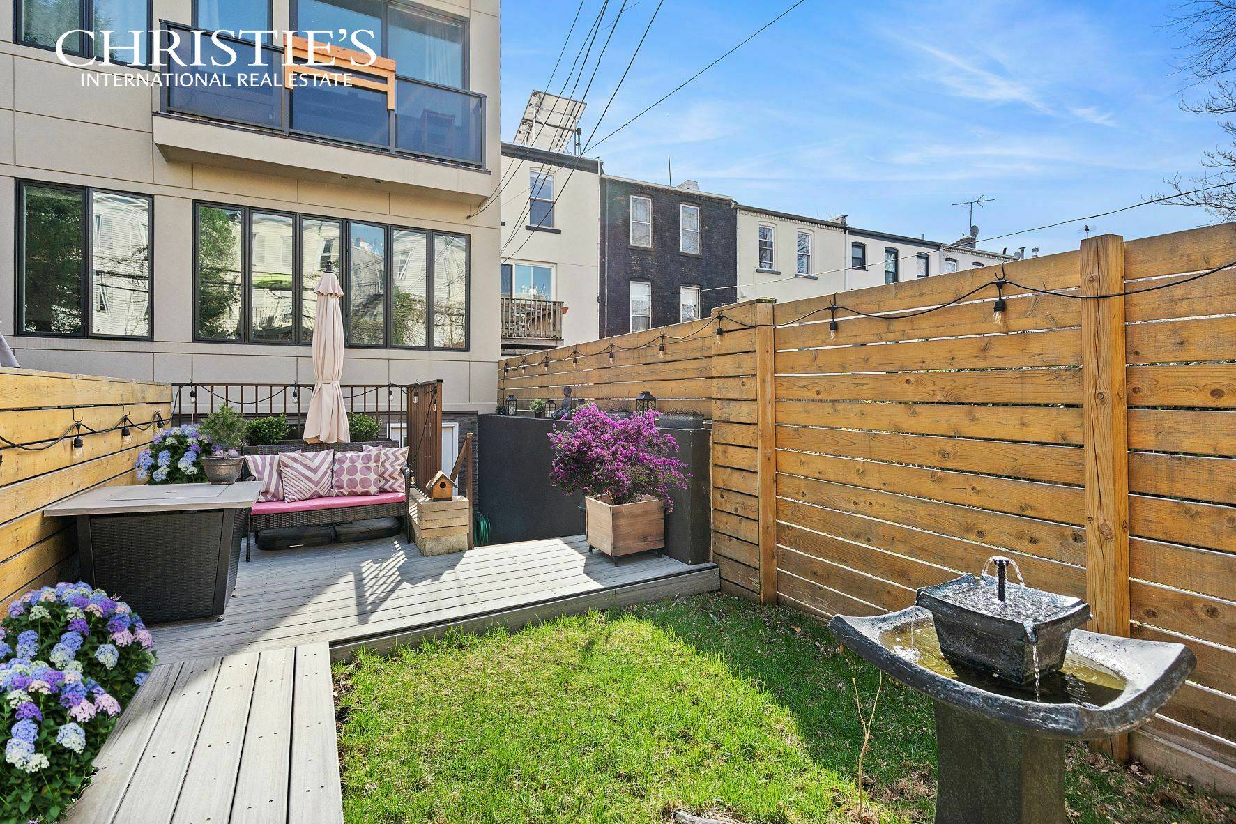 This triple mint duplex condo has its own private backyard with 2 levels, central air conditioning and a washer dryer !