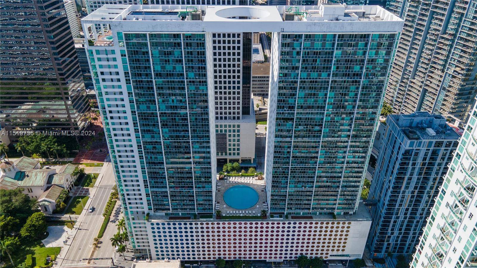 Beautiful and spacious condo in the center of Brickell, featuring a split floor plan and amazing views of Biscayne Bay and Brickell.