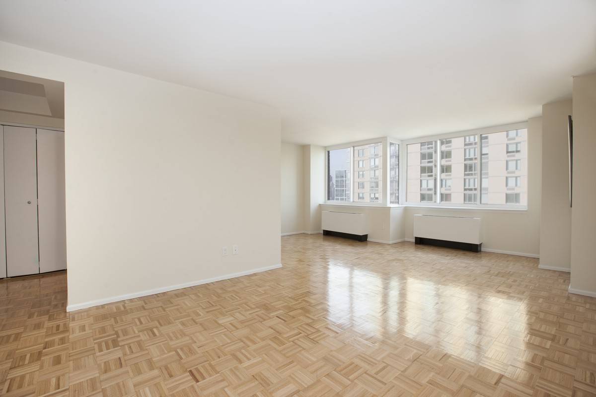 NO BROKER FEE CONVERTIBLE 2 BEDResidence 30F is a super large Junior 4 that can be easily converted to use as a 2 bedroom apartment.