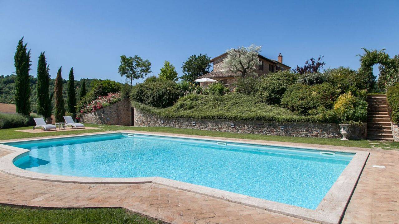 Real estate in Tuscany. Farmhouse, villa, country house for sale in province of Siena, Chiusi. Farmhouse with vineyard, olive grove, swimming pool
