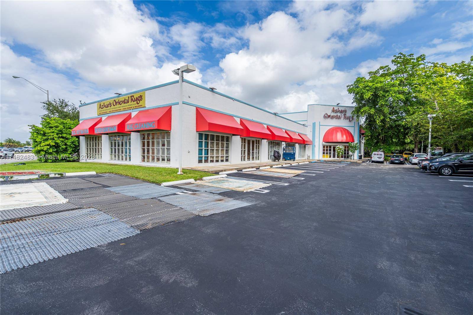 Prime retail standalone building directly on South Dixie Highway in Pinecrest.
