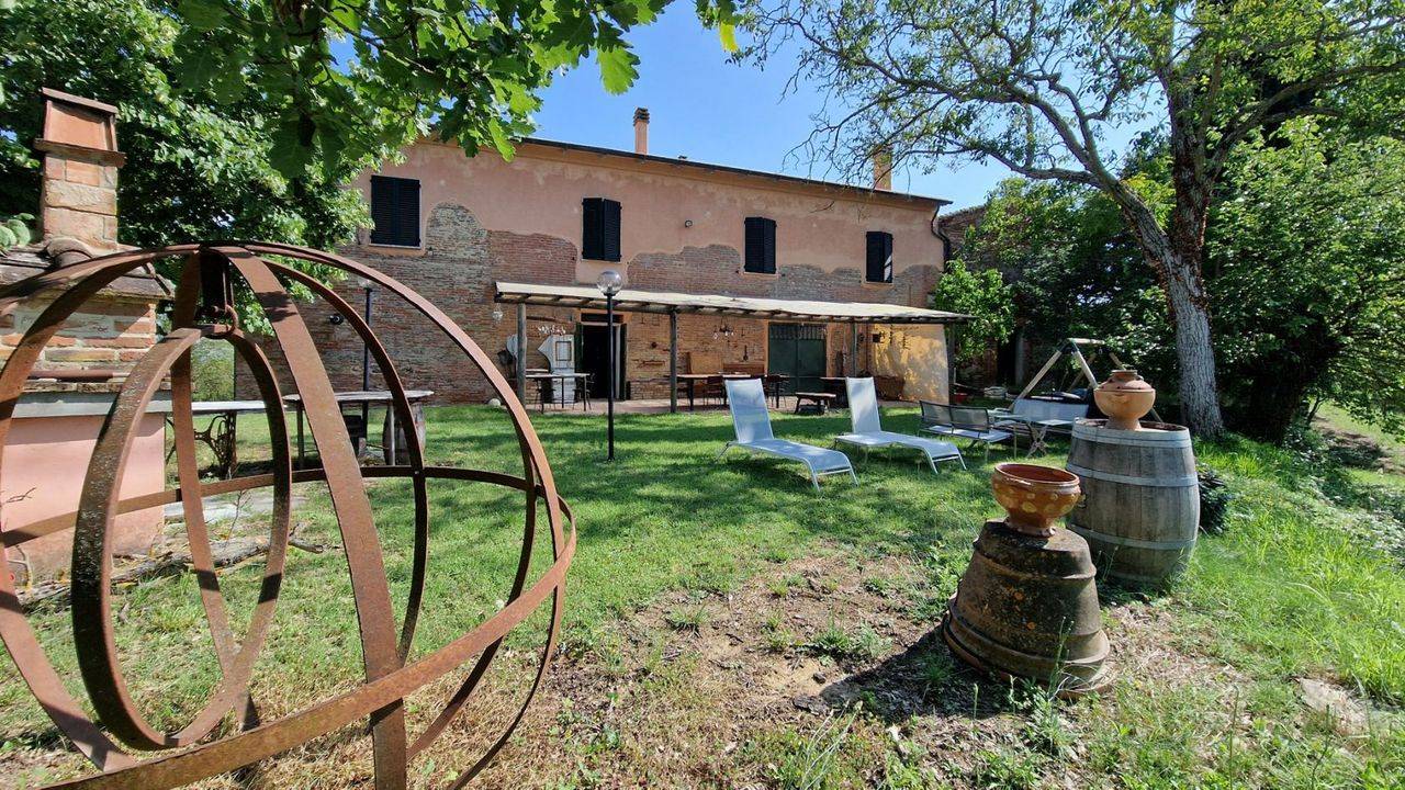 Property with holiday farm, swimming pool,
vineyard and olive grove for sale in Sinalunga, in the province of Siena, Tuscany.