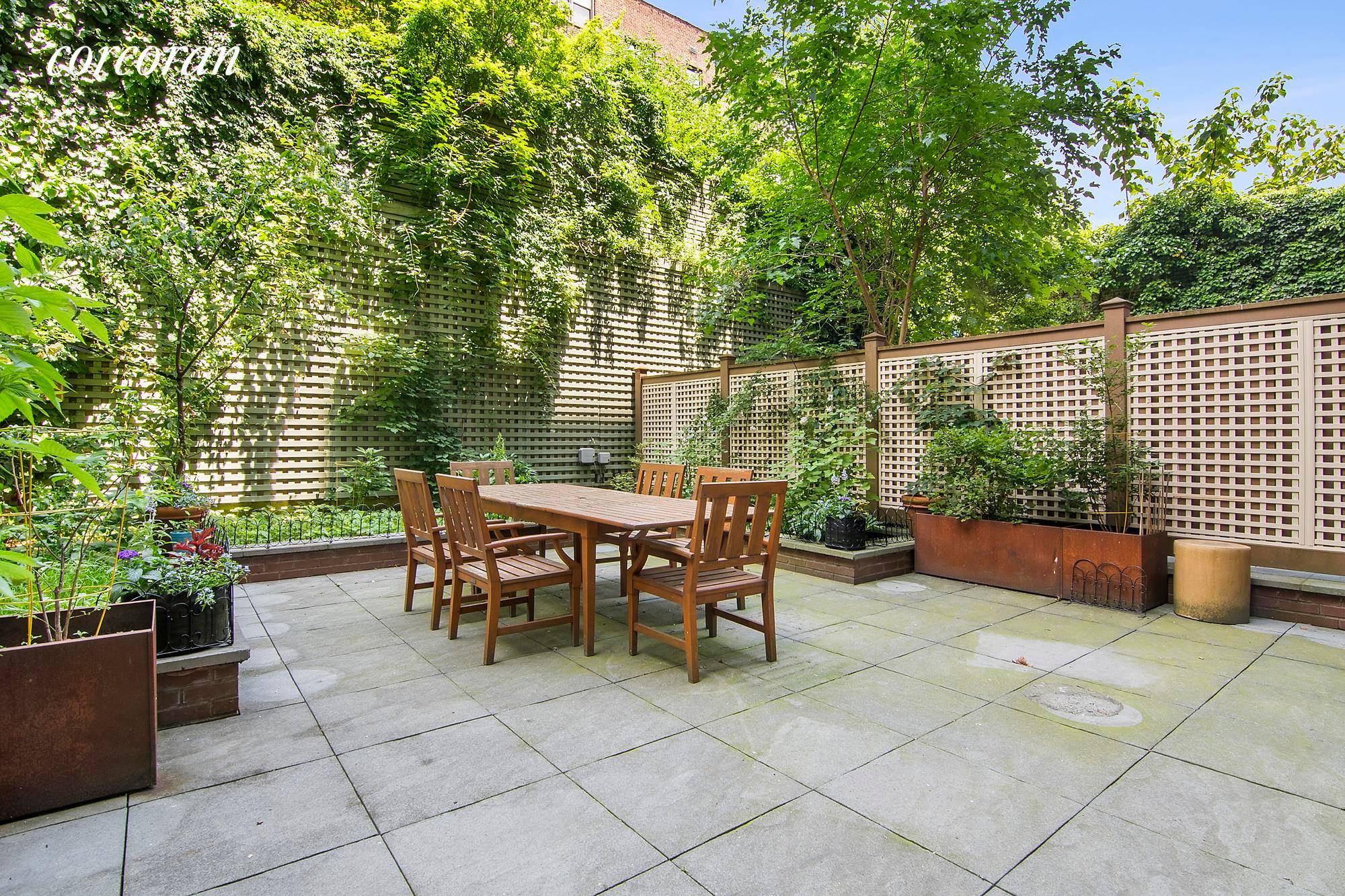 Enjoy the summer in your private 745sqft planted garden !