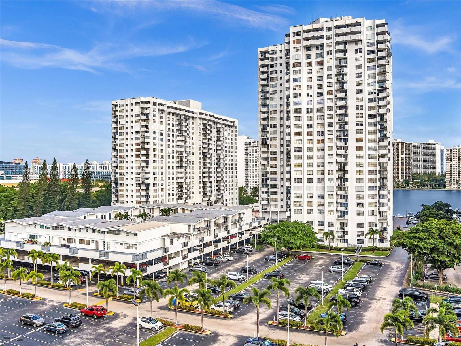 New to the market ! This spacious and updated 2 2 is located in the heart of Aventura !