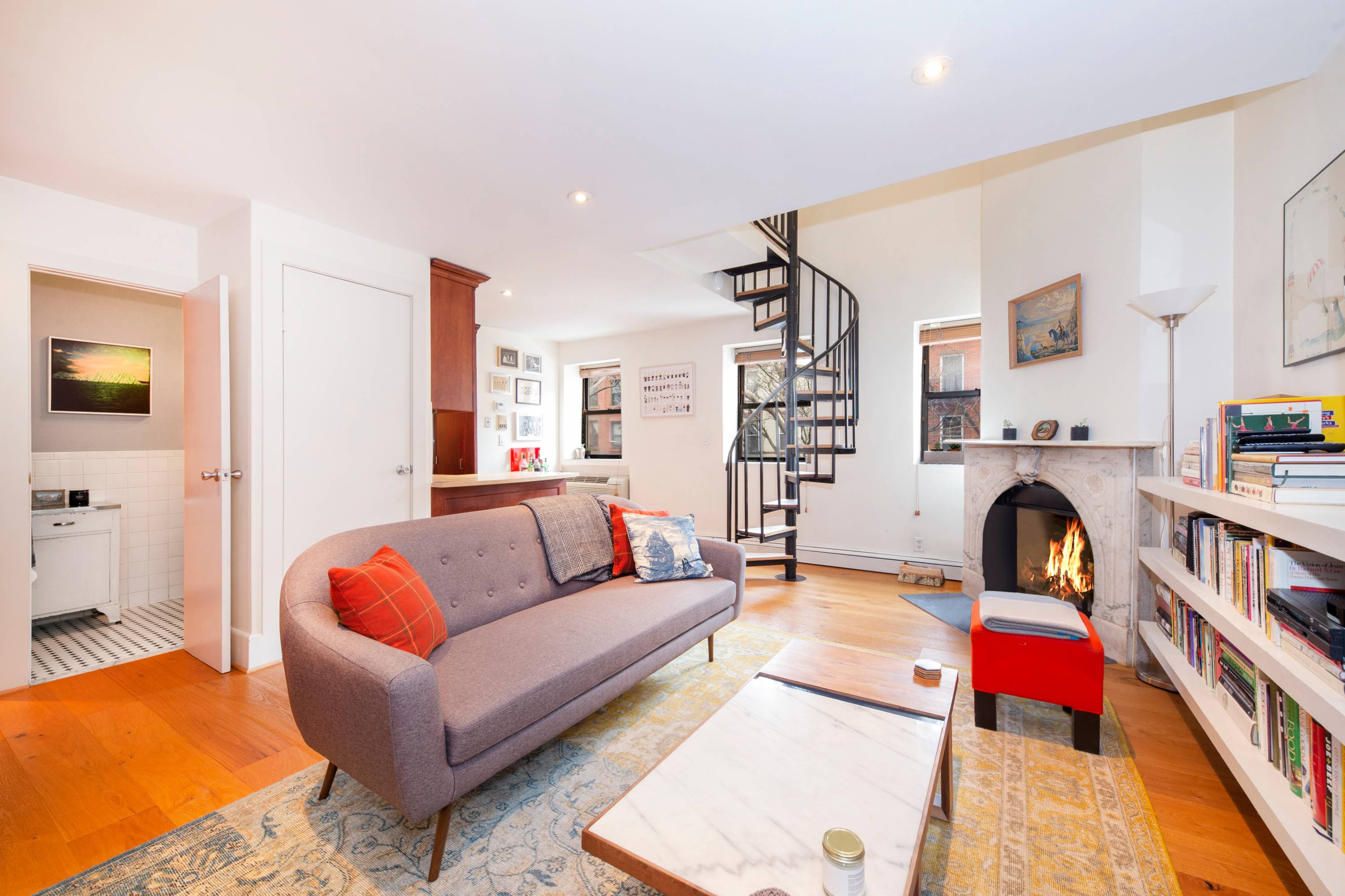 Sunny One Bedroom PLUS DEN with LOW MONTHLIES in the heart of Carroll Gardens.