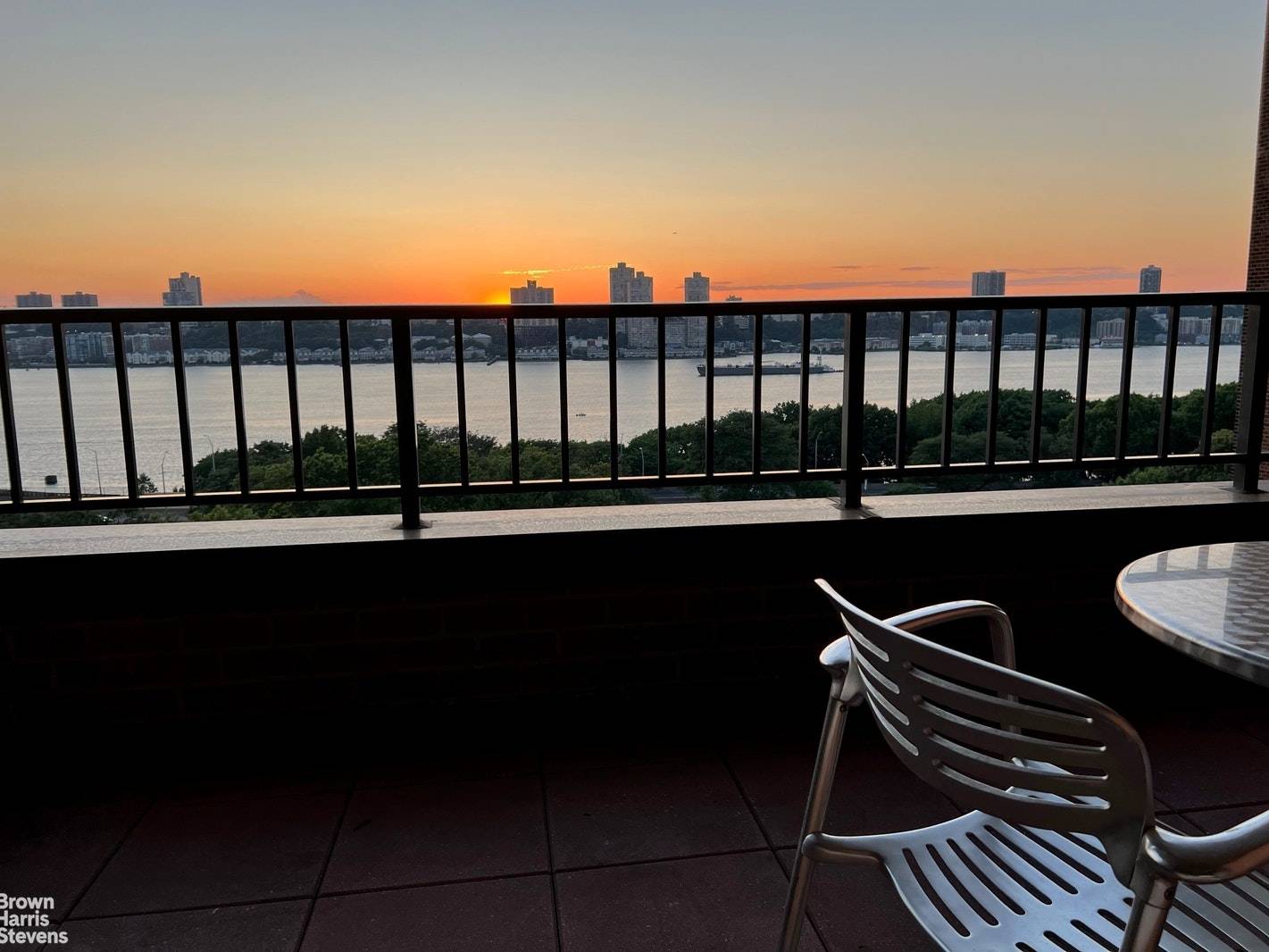 Relax outdoors, dine al fresco, watch the boats sail by and enjoy mesmerizing sunsets all from your private balcony overlooking Riverside Park and the Hudson River !