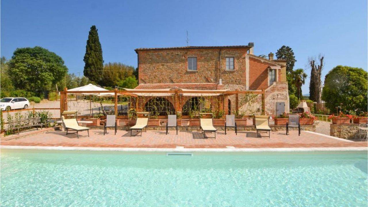 Typical Tuscan farmhouse with 4000 square metres of garden and panoramic swimming pool, renovated in a perfect balance between past and present.