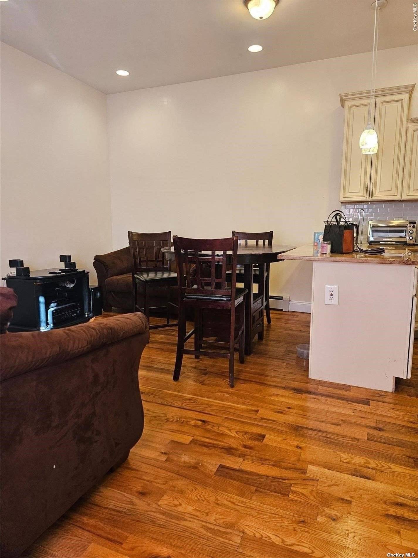 ENY Beauty ! Charming apartment featuring spacious 3 bedrooms, and 2 full bathrooms.