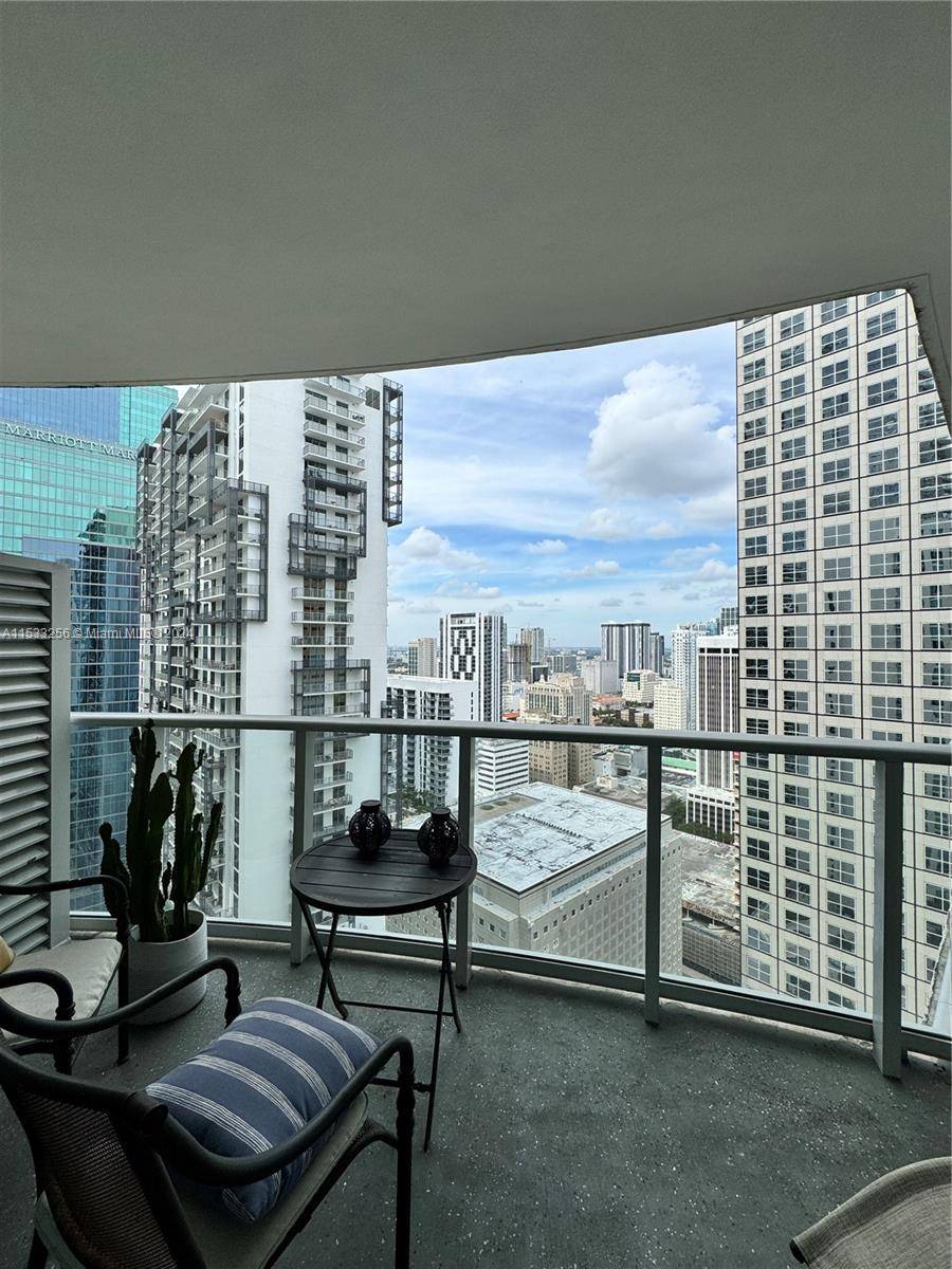 Welcome Met 1 located in the heart of downtown Miami, this one bedroom fully furnished opportunity is ready for immediate occupancy.