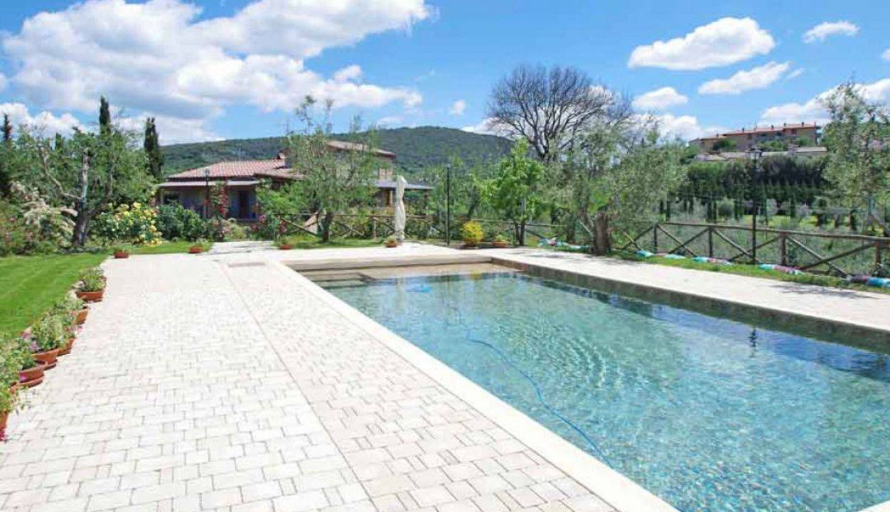 Farmhouse with swimming pool and land for sale near a characteristic village in the municipality of Trequanda, overlooking Valdorcia.