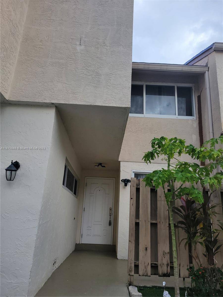Townhouse in the heart of beautiful Plantation featuring 4 bedrooms 2.