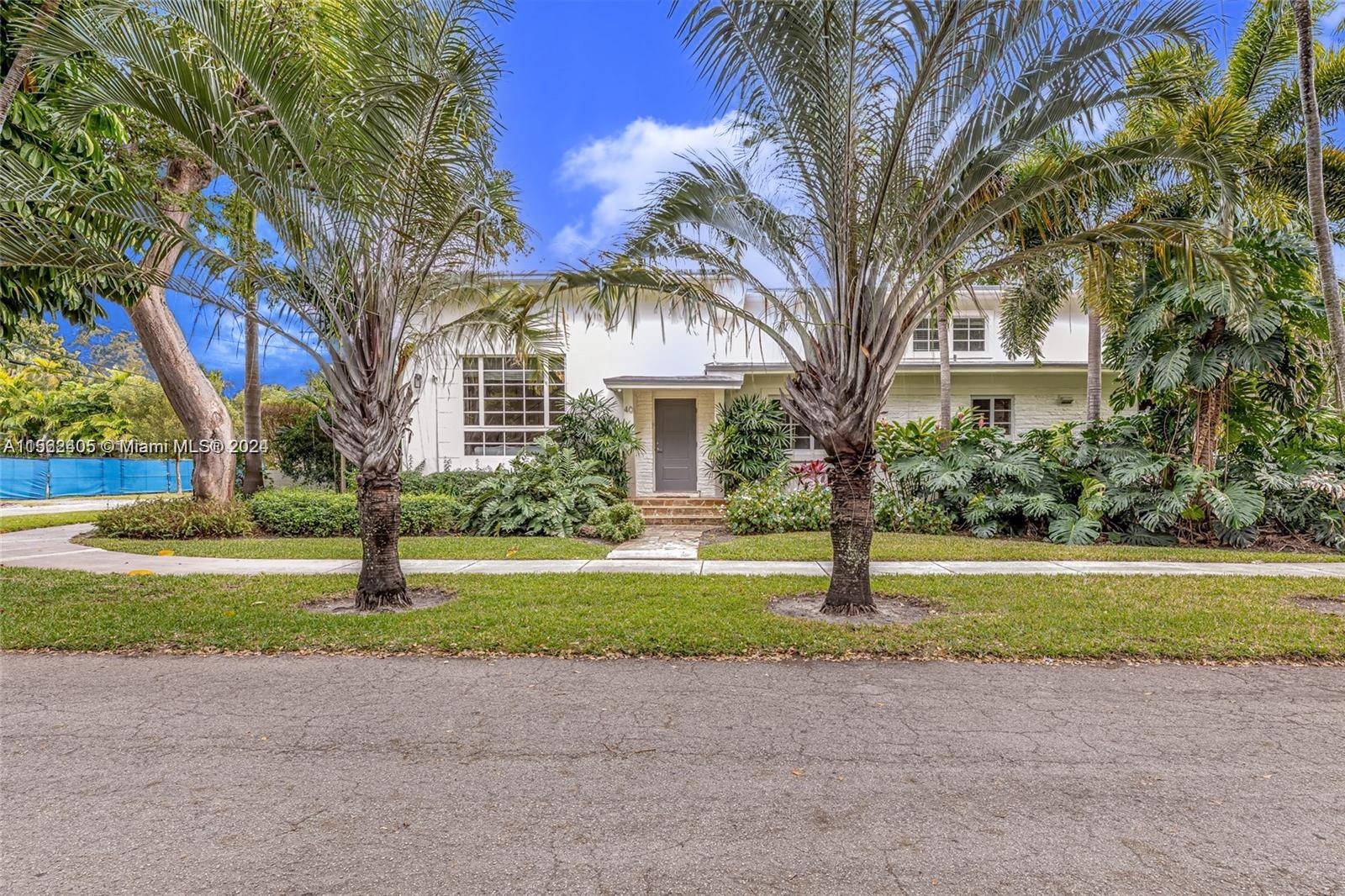 Live at this gorgeous and modern 2 story home on an over 9, 100 SF lot located in the prestigious North Coconut Grove neighborhood.