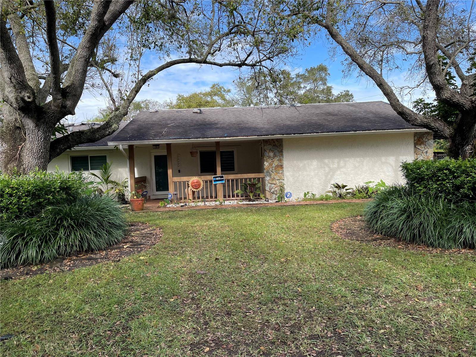 If looking for a peaceful place and still driving distance to everything, look no further this home is located nestled between Homestead and the Redlands.