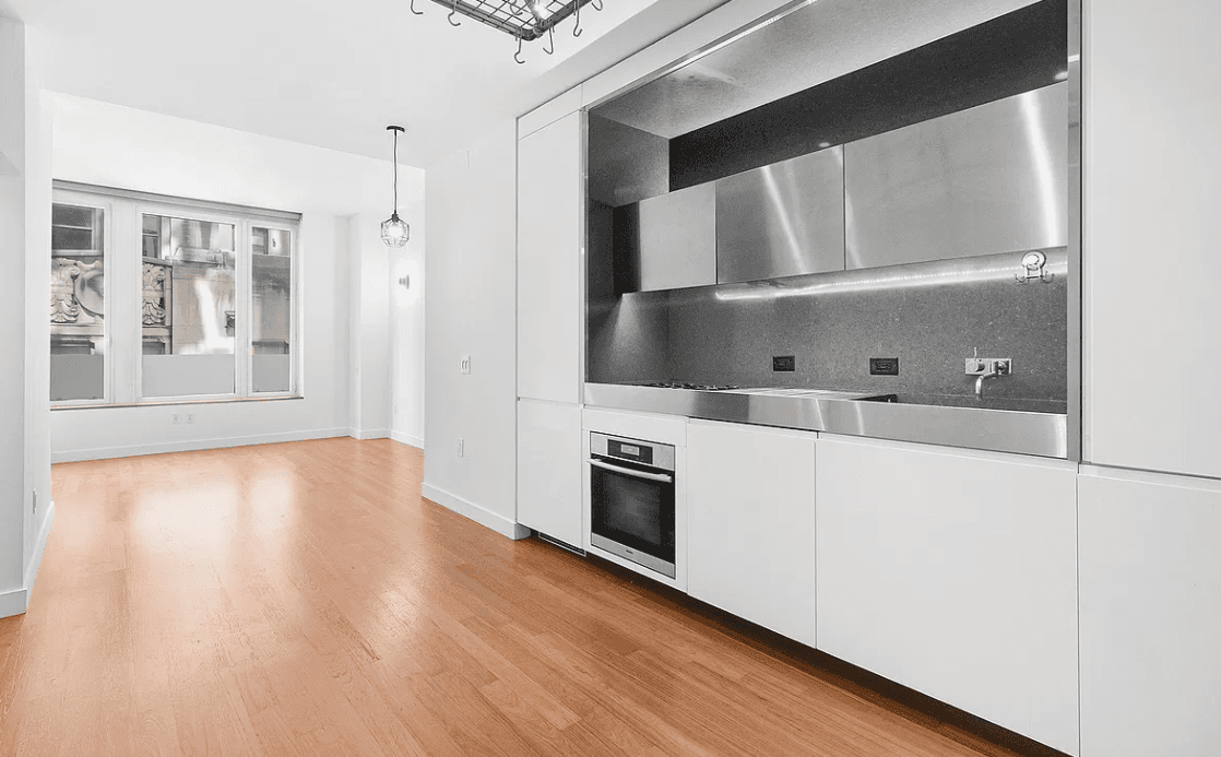 This Pristine spacious 1 Bed condo apartment located in the heart of FIDI where the design and the luxury meet together.