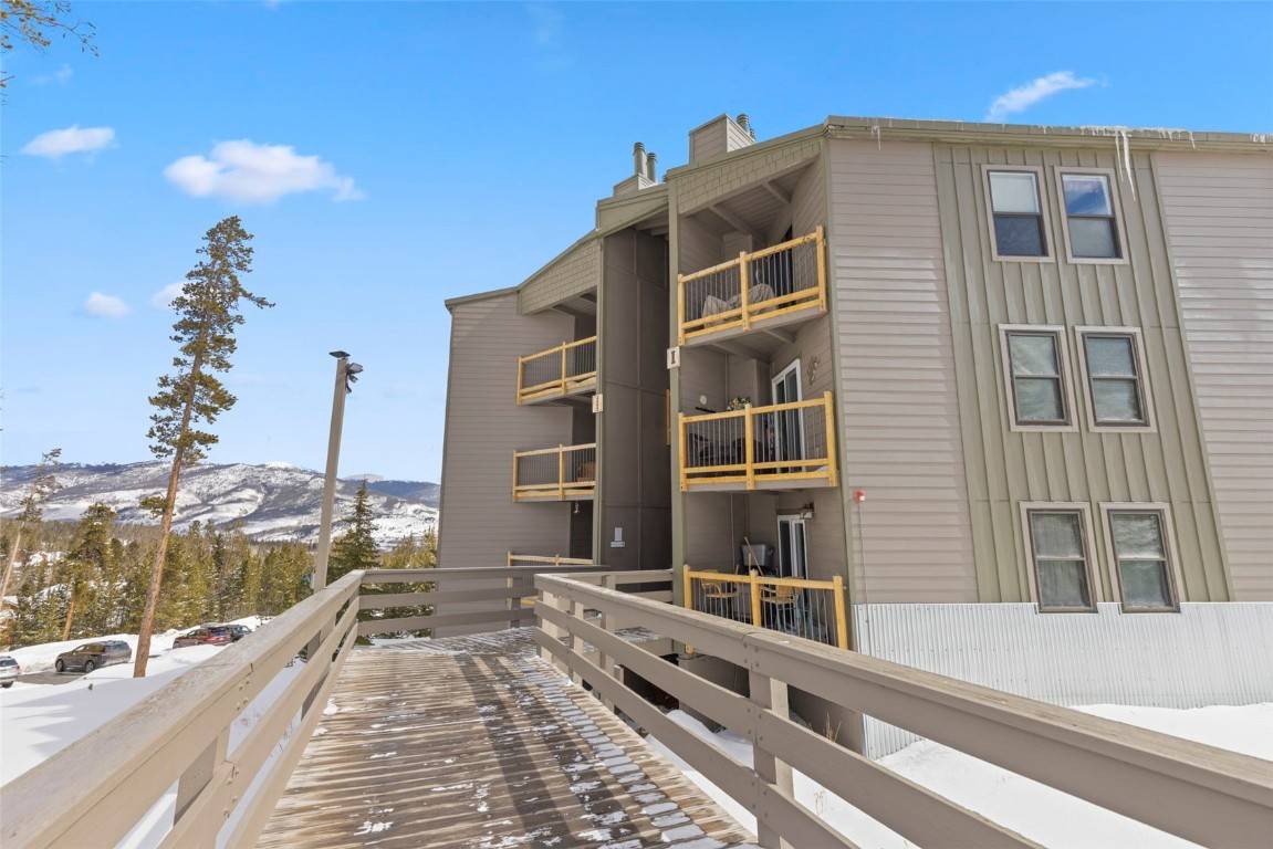 Classic ski condo in upper Wildernest close to trails and both the Owner's and Guest's clubhouses.
