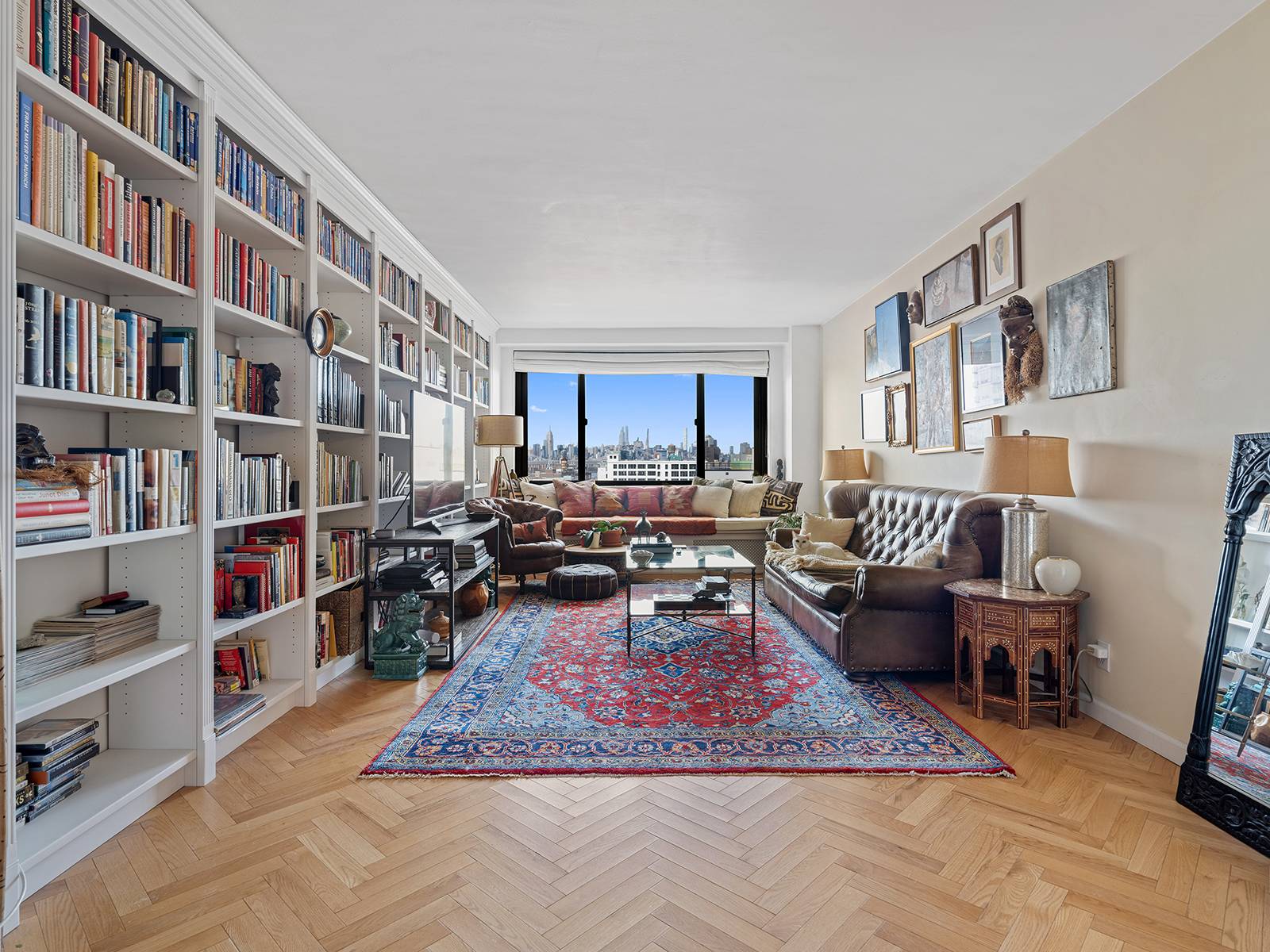 This Clinton Hill one bedroom has gorgeous PANORAMIC POSTCARD VIEWS of the New York skyline from downtown to midtown !