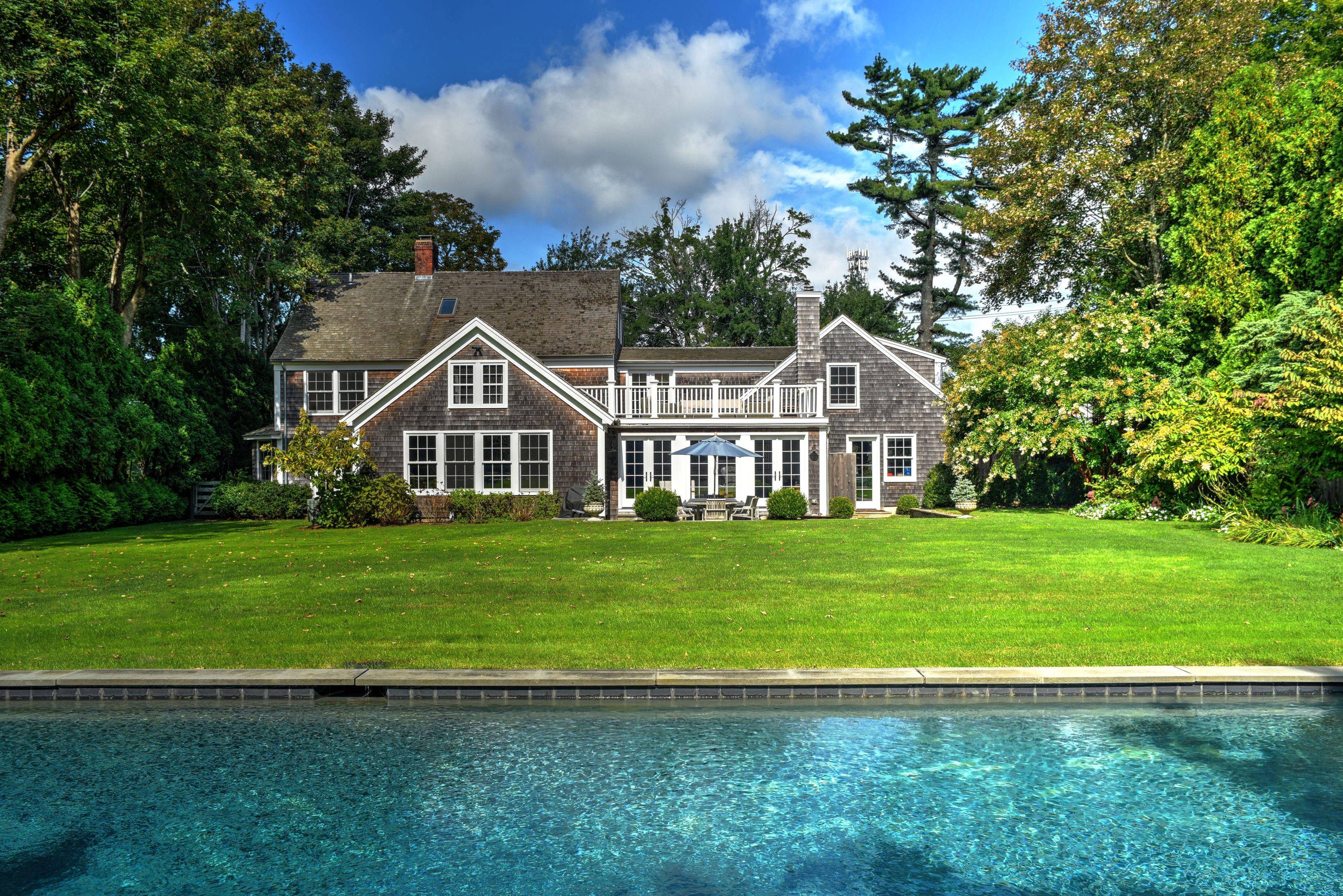 Beautifully Furnished 6 Bedooms, Pool in Amagansett Village