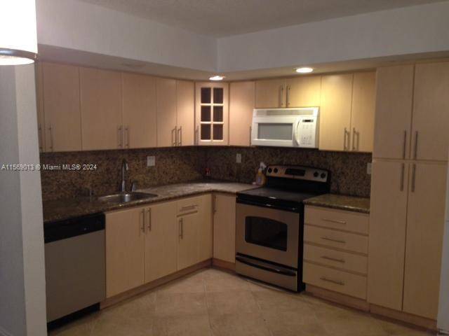 investors ! ! ! AS IS BEAUTIFUL CONDO IN THE KENDALL AREA, 3 BEDROOMS, 2 BATHROOMS.