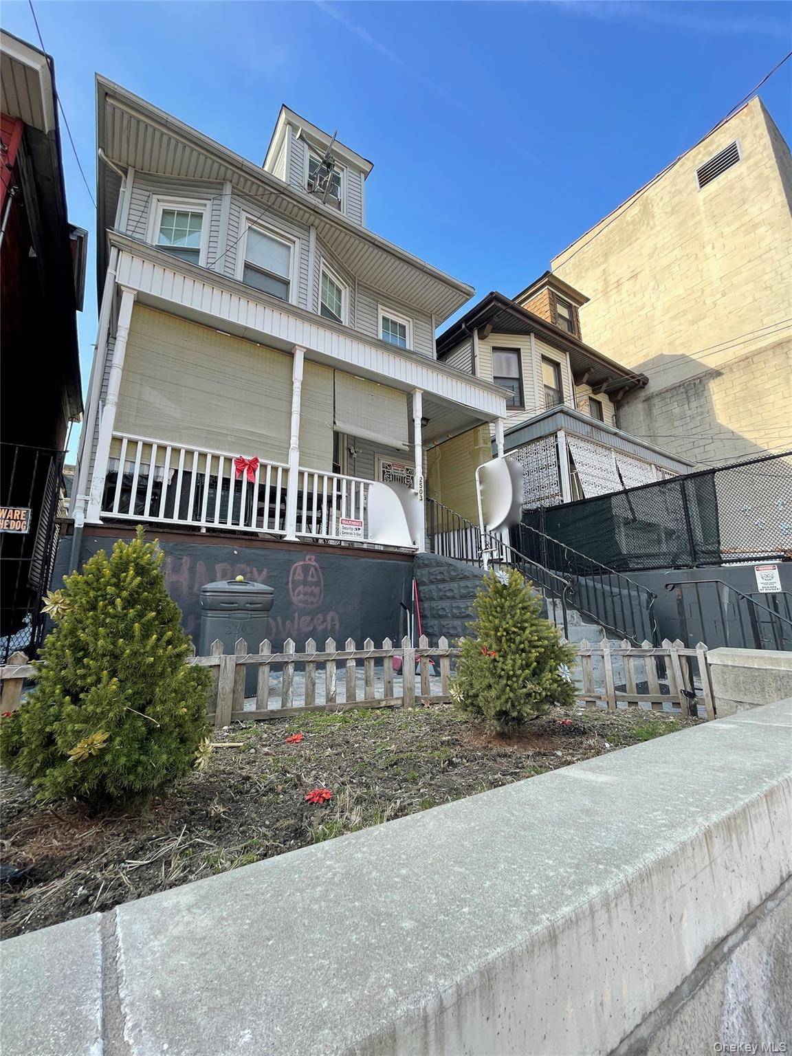 R 7 1 C4 4 Zoning could be purchased together with adjacent 2505 Marion Ave.