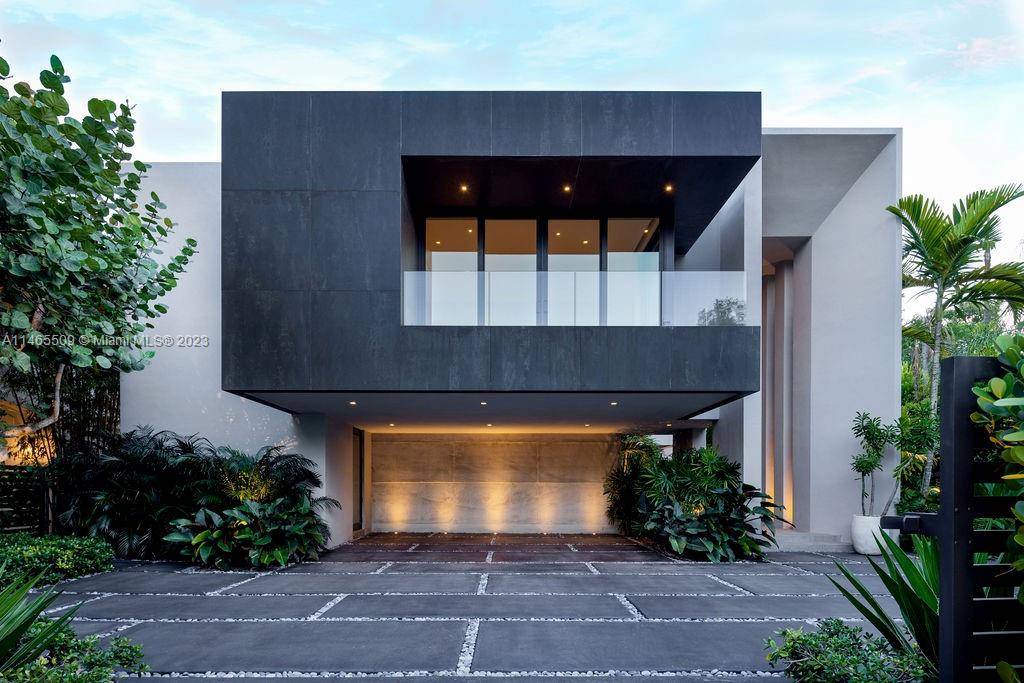 Stunning home featured on cover of Luxe Magazine Total 4315 sqft Quiet street in S.