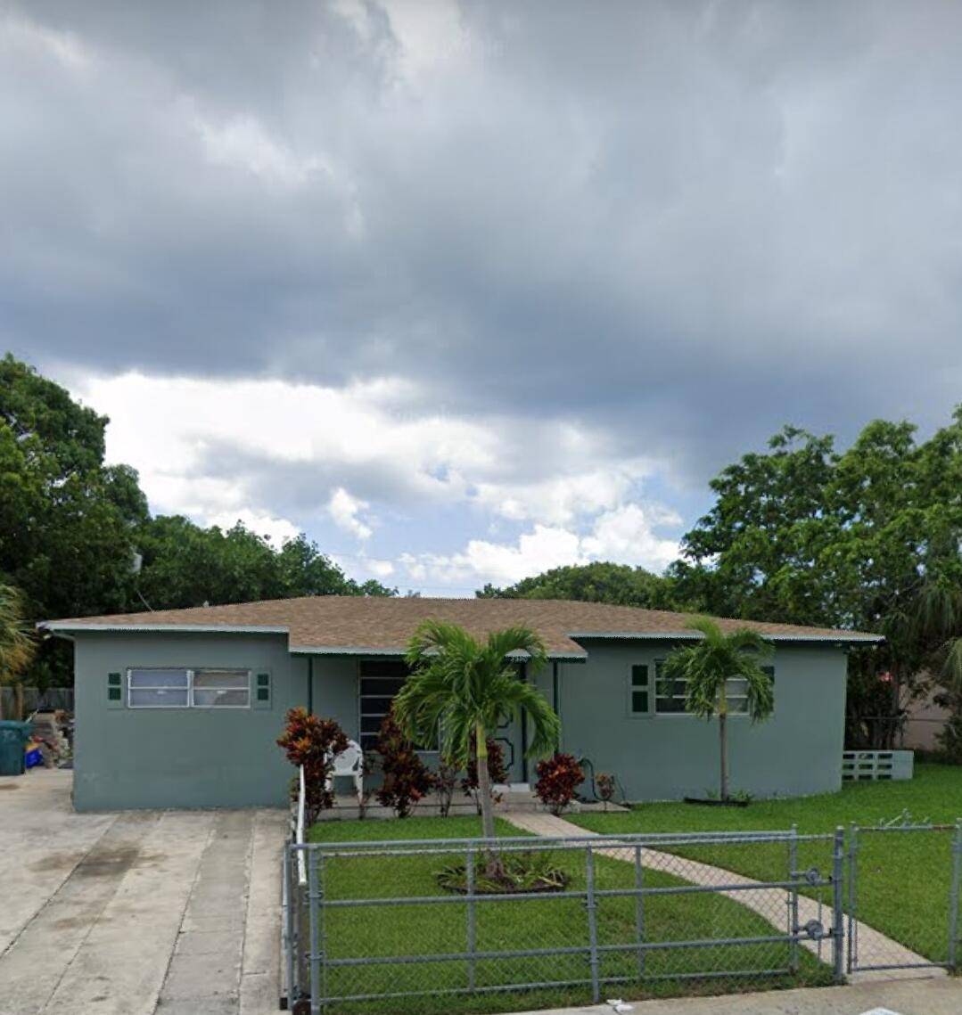 INVESTORS WELCOME PRICED TO SELL FAST THIS IS A FULL 3 BEDROOM WITH A FULL BATH AND A HALF BATH, A VERY LARGE AND FULLY FENCED YARD LOCATED IN BOYNTON ...