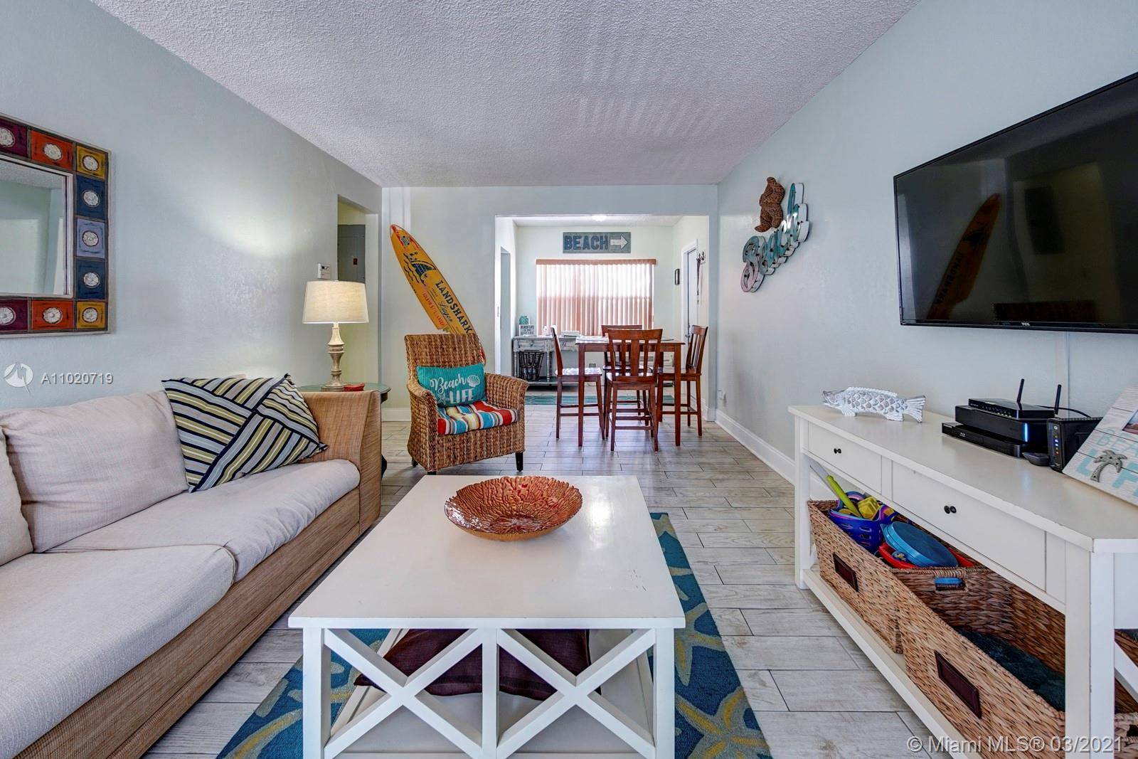 BEAUTIFUL HOLLYWOOD BEACH CONDO, 1 BED 1 BATH FULLY FURNISHED AND FINISHED, TURN KEY UNIT.