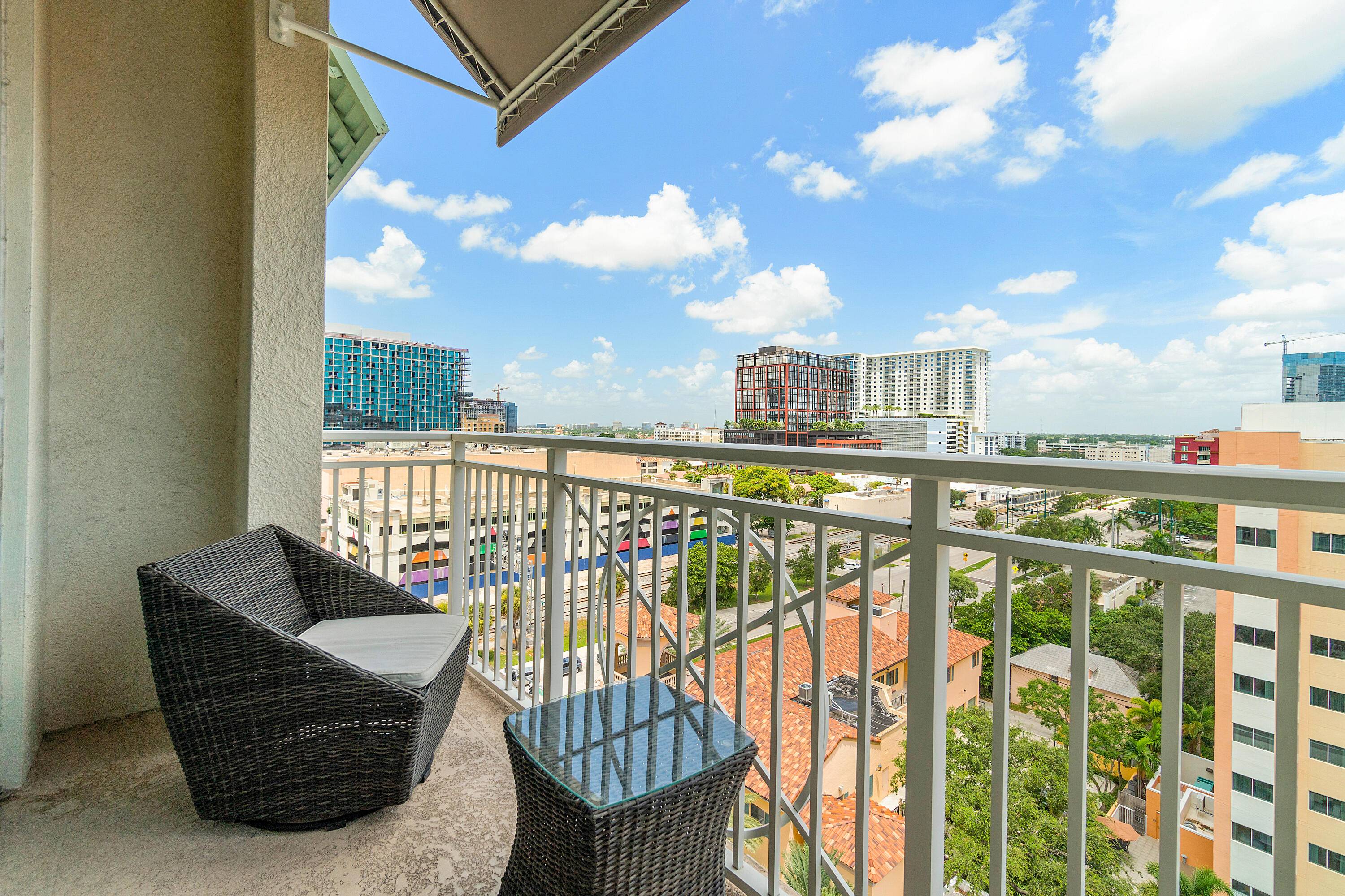Impeccably maintained 1 bed Den guest room Penthouse, nestled in the heart of downtown West Palm Beach !