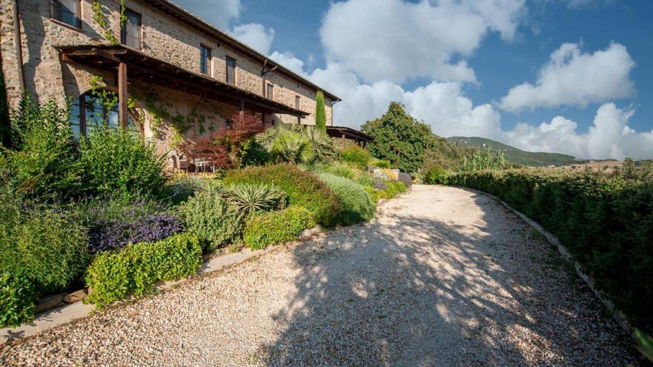 Renovated 15th-century farmhouse with 10 hectares of land, 7 flats and swimming pool, for sale in the heart of Tuscany.