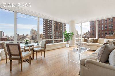 FIRST SHOWING 9 5 Welcome to the epitome of luxury living in the heart of the city !
