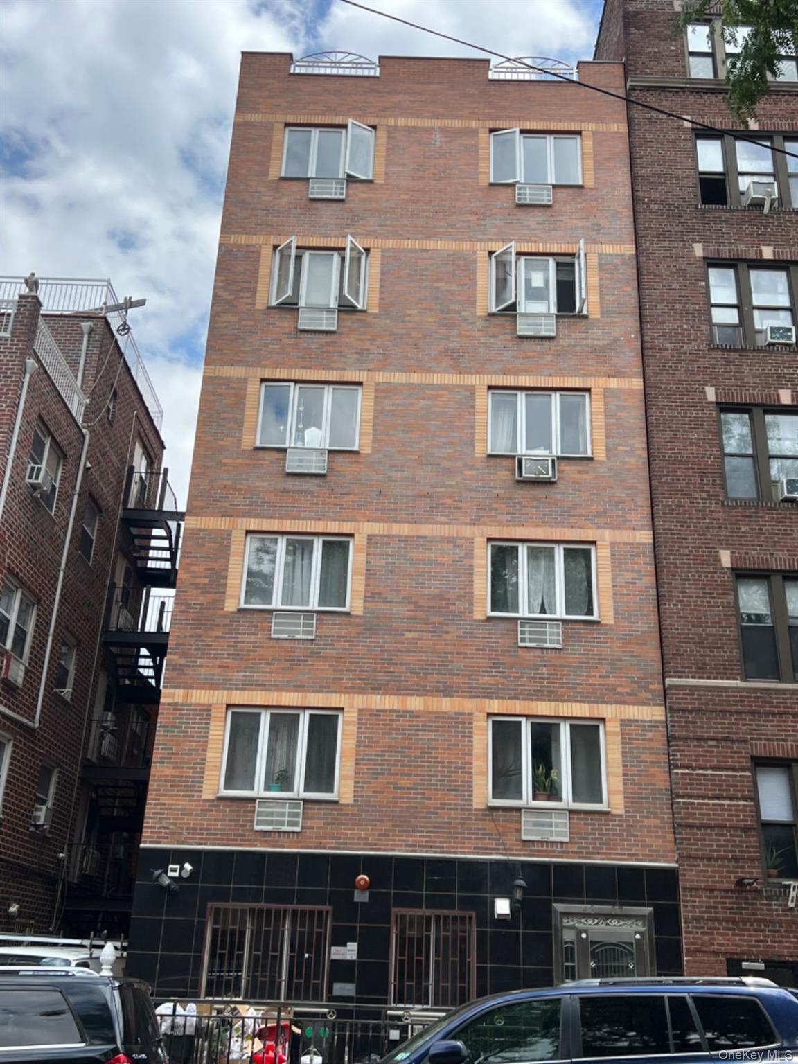 View of apartment building / complex with cooling unit