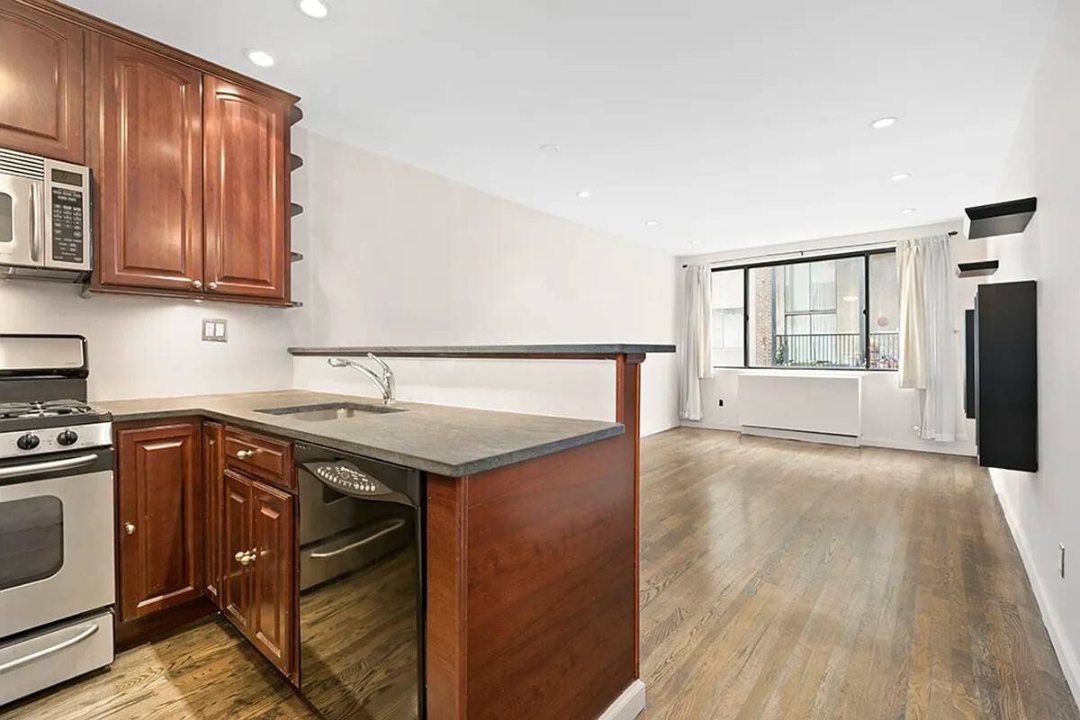 INVESTOR'S DREAM ! ! ! Current rental is 5, 400 Prime Greenwich Village south facing one bedroom condo in boutique full service doorman building.