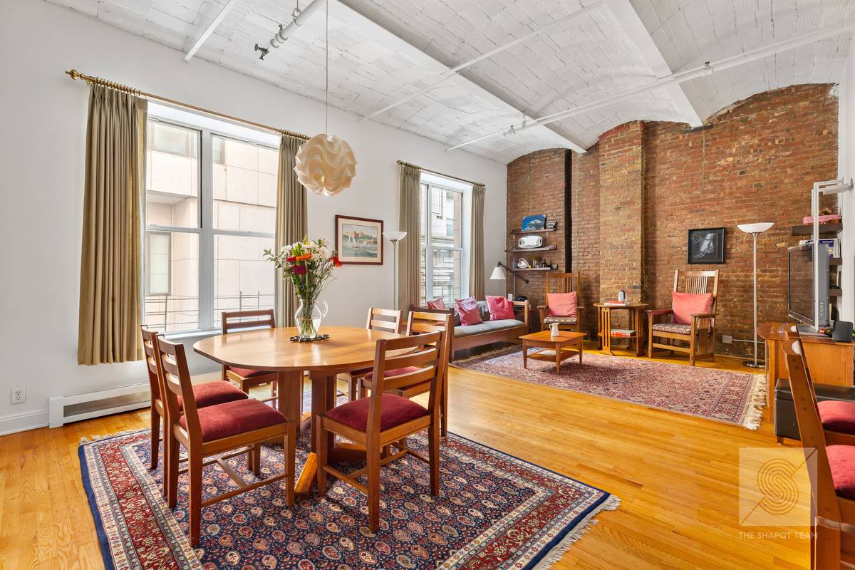 Incredible full floor loft apartment, right in the heart of the Financial District !