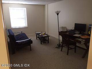 This 1 bedroom unit is located in a quiet building on lower Greenwich Ave.