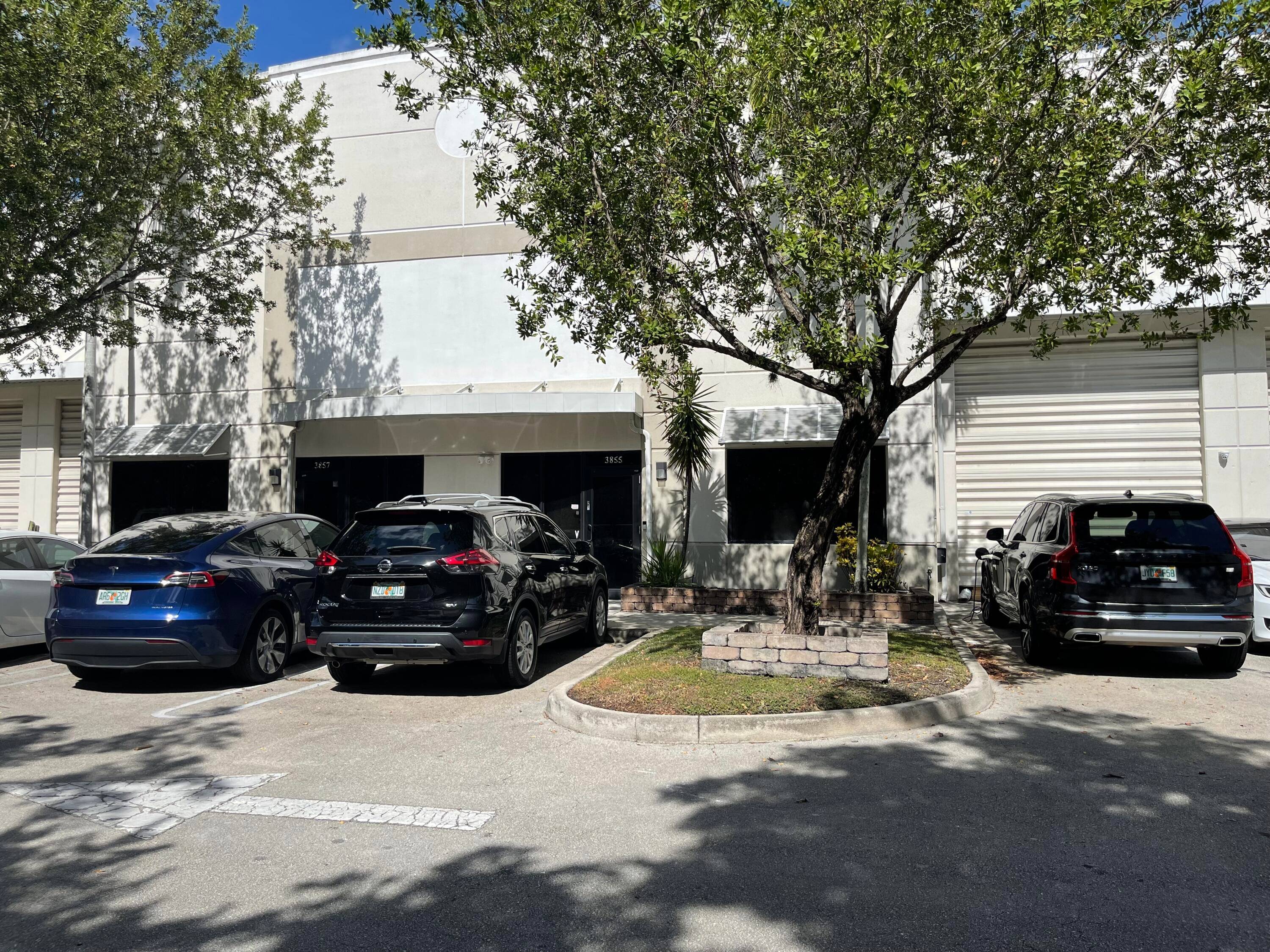Wonderful 2081 square foot office warehouse commercial property located in Coral Springs is currently for sale and boasts a range of features ideal for businesses looking to establish a presence ...