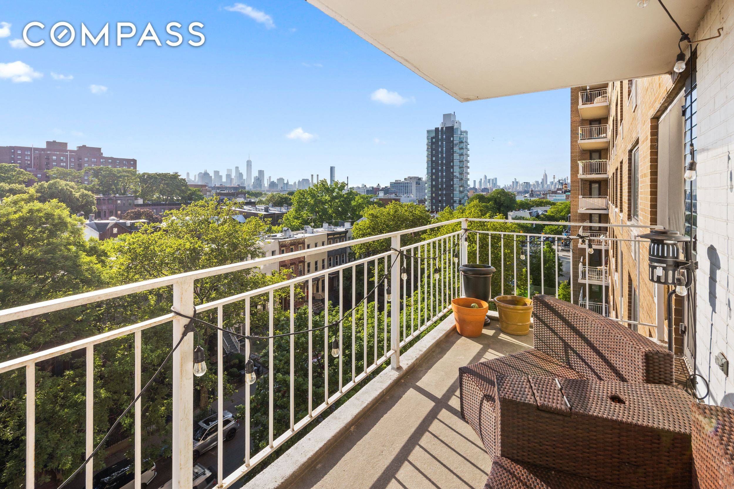 An oasis in the sky ! This turn key one bedroom apartment features a large living room, galley kitchen, a king sized bedroom and a tidy bathroom.