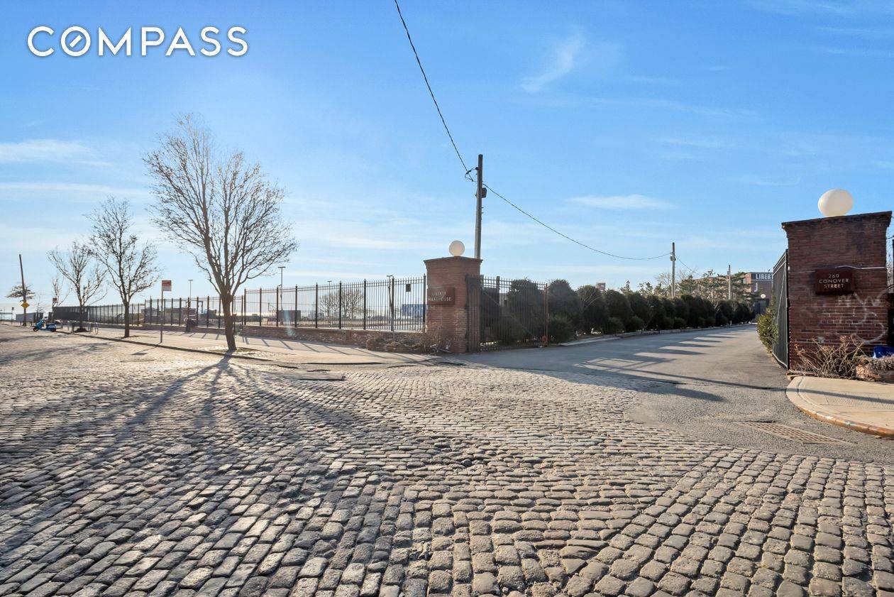 RED HOOK Two Bedroom W Outdoor Space Private entrance to the lovely true Two Bedroom Apartment.