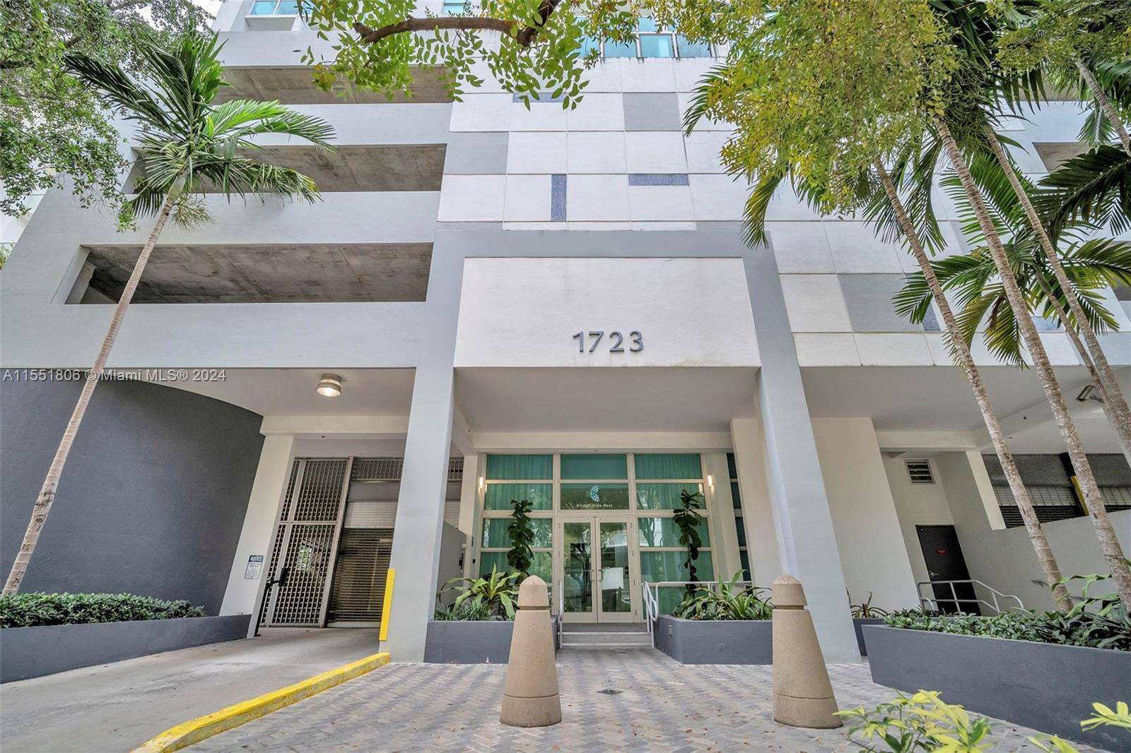 Unique Opportunity ! Renting a cozy 2BR 2BA apartment with west facing views in Brickell.