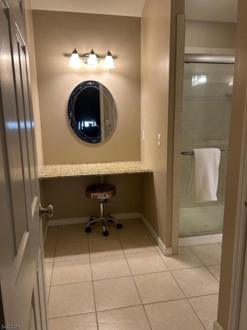 Ensuite w/vanity