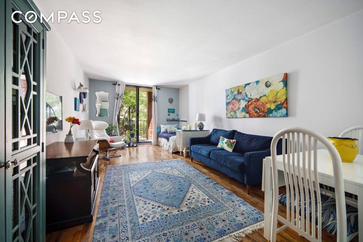 This spacious and bright studio is the perfect urban sanctuary featuring a gorgeous balcony, great storage and an ideal Upper East Side location.