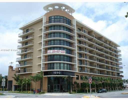 Beautiful renovated condo in great location close to Brickell, The Grove, Coral Gables and 15 minutes from the Airport.