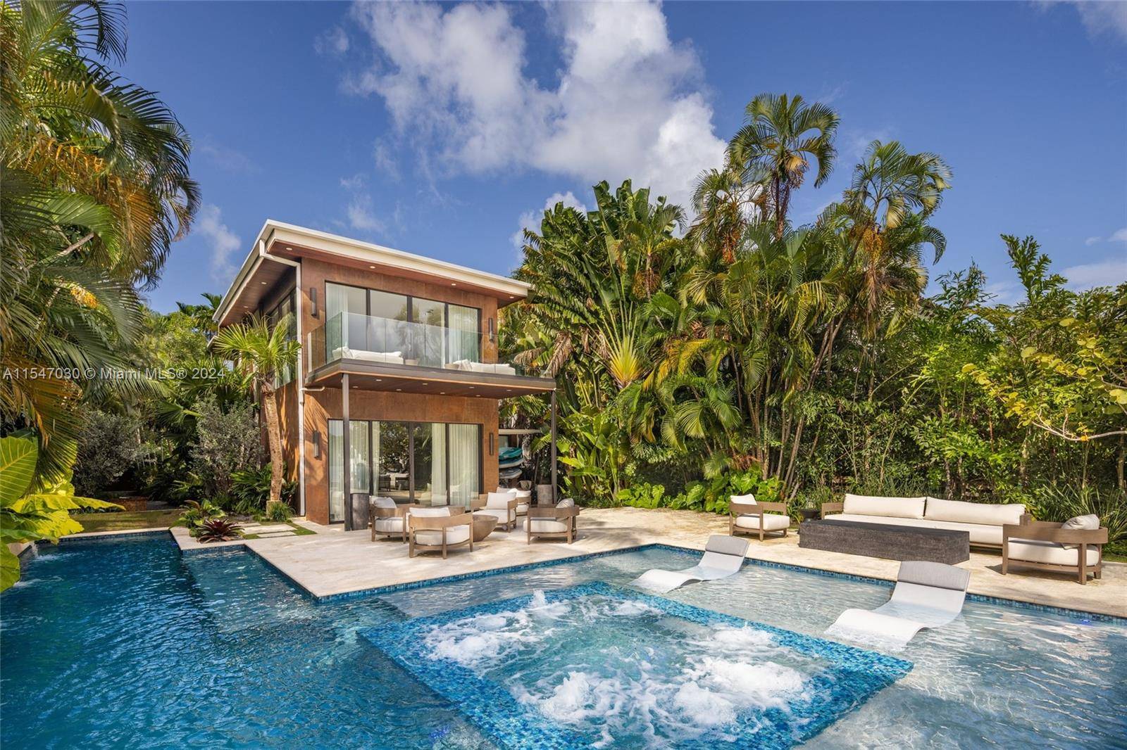 Amazing house with 4 bedroom, 4 bathroom single family home, elegantly positioned on the Intracoastal Waterways and paired with an unparalleled panorama of the Miami's famous downtown skyline.