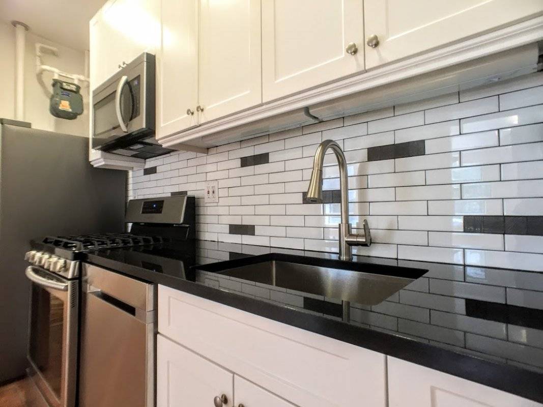 LOCATION 142nd St amp ; Broadway SUBWAY Just blocks from the 1 Train on Broadway What we have here is a huge Hamilton Heights three bedroom west of Broadway in ...