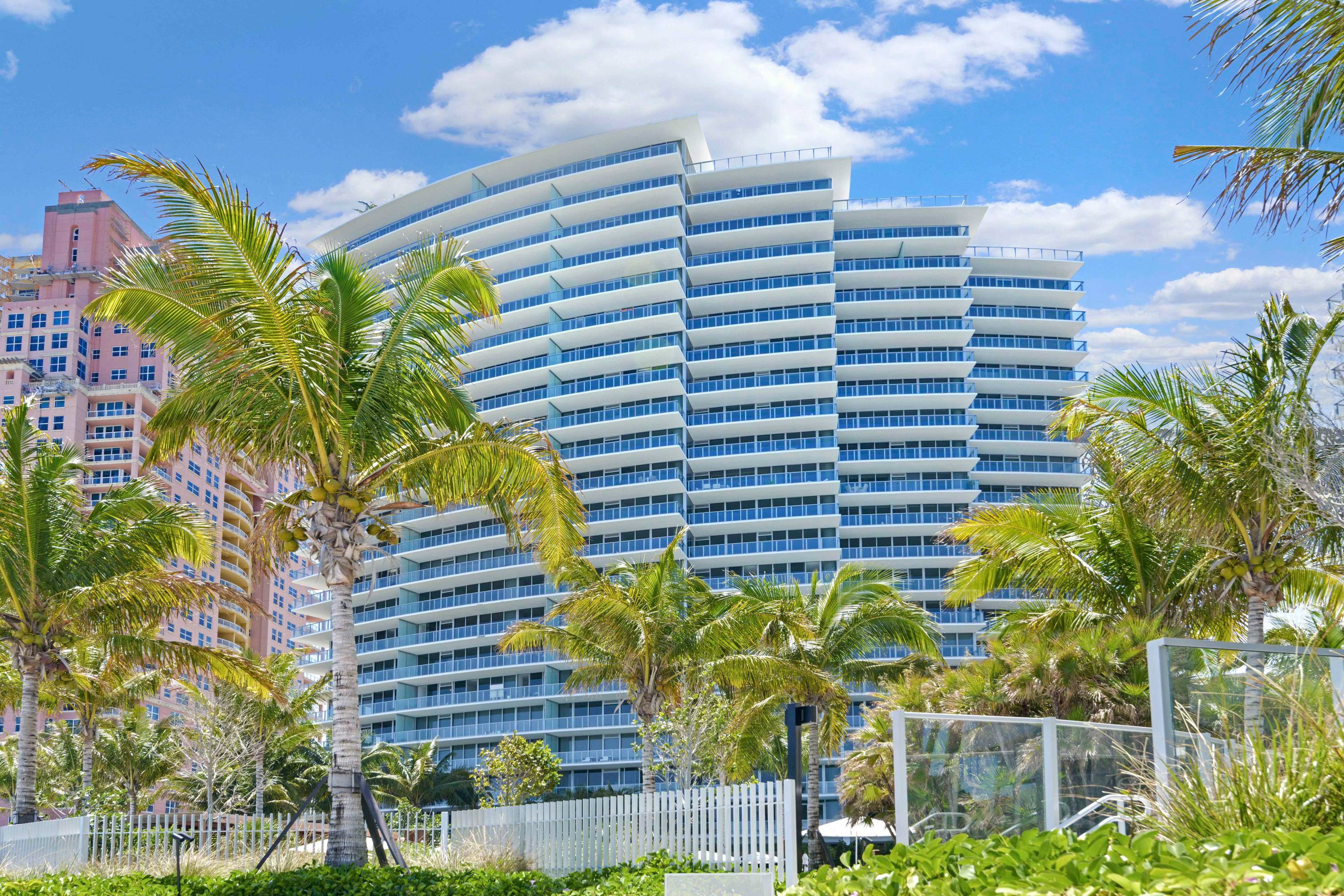 Bright and beautiful beach corner residence located at the elegant and charming Auberge, with incredible ocean and city views from every window, 3 bedrooms, plus den, 3 1 2 bathrooms, ...