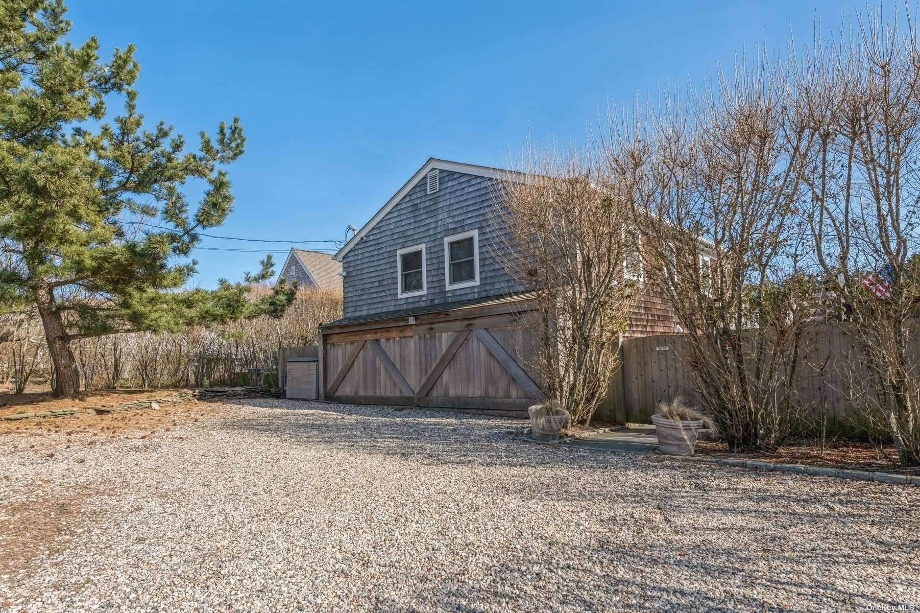 DITCH PLAINS BEACH HOUSE Gorgeous 5 bedroom, 2 bath home just blocks from family friendly Ditch Plains ocean beach known for some of the best surf on the East Coast, ...