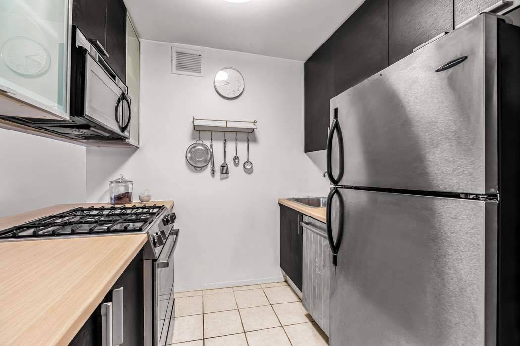 This charming one bedroom condominium at 300 Rector Place 5L has been updated and features a sunny east facing exposure with a lovely view of the tree lined on South ...